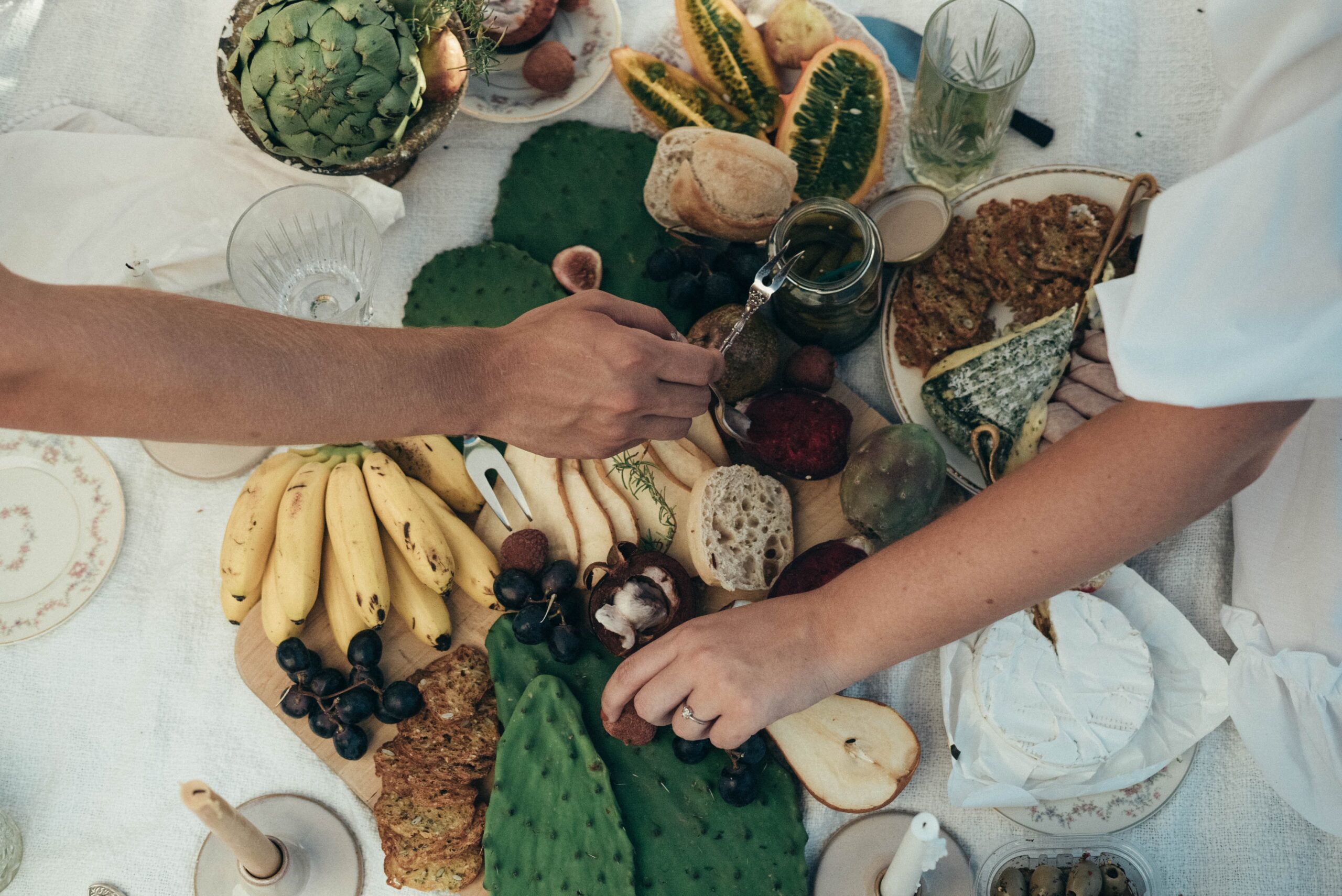 Tavola apparecchiata con frutta e verdura